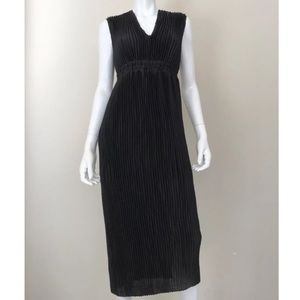 Black Sleeveless V Neckline Pleated Dress
